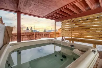 Image de 2br - Hot Tub - Deck w/ Amazing Mountain Views
