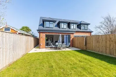 Image de Bournecoast: Primrose Cottage - 3 Bedroom House With Garden - Wifi - Hb6332
