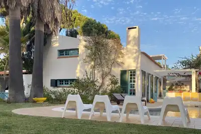 Villa with garden and private pool 5 minutes from the beach.