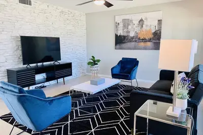 Image de Blue-Door Residence @Maywood