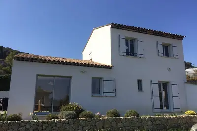 Image de Villa avec piscine, calme et barbecue
