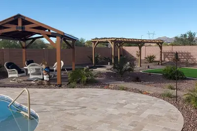 Image de Stunning lg home with backyard Oasis with pool & hot tub. 4000 sqft on 1/3 acre.