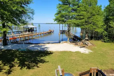 Image de Great Location on Southern shoreline of Lake Marion