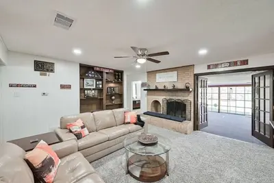 Image de Historic 3 Bedroom Home in Heart Dfw w/Gameroom+