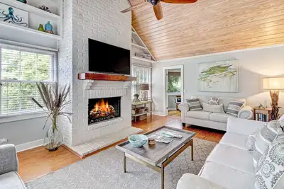 Image de Spacious family retreat! Fun and relaxation just two blocks from the beach!