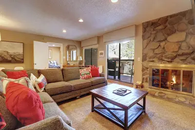 Image de New Listing! 3br/3ba Ski-In/Out Center Village Condo, Indoor Parking-Cm216