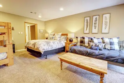 Image de New Listing! Ski in/out Center Village Hotel Room Lots of bedding Cm217