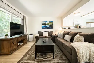 Image de ❀ Stunning ❀ Townhouse with A/C! Sleeps 5 People