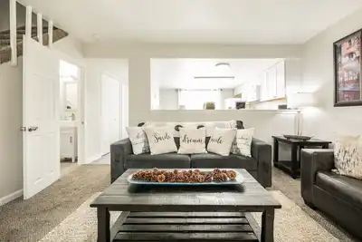 Image de ❂ Amazing Townhouse! 2 Br, 1. 5ba, Sleeps 5 w/Ac! ❂