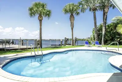 Image de 5br/4. 5b Beach House- heated pool, deep water dock, walk to beach!