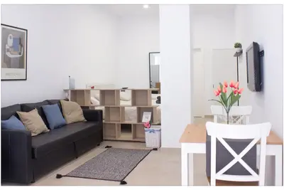 Image de Studio-Appartement-Sdb privée avec douche-Vue sur Rue-Estación Centro Vialia 5