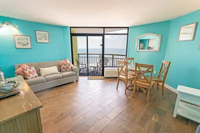 Image de New King Suite | Monterey Bay | Modern Decor|Pools