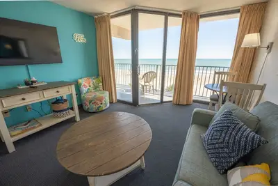 Image de Low Floor 1br, Direct Ocean Front Heated Pools!