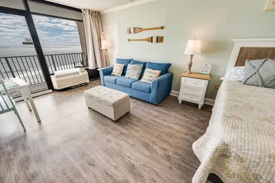 Image de Direct Ocean Front - Beautifully Decorated Studio!