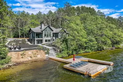 Image de Stunning 6+1bed 6bath cottage on Kawagama Lake in Lob! Sandy Beach! Sw Exposure!