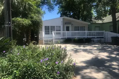 Image de Walk to Palafox Restaurants, Markets and Bruce Beach. Close to Sports Events too!