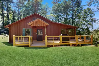 Image de Cozy mountain home with deck, firepit, grill, fireplace, W/D & central Ac