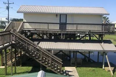Image de Beautiful boat house studio apartment over the water in the bay.
