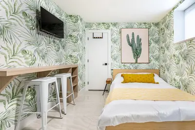 Image de Designer Studio in Bby Heights!