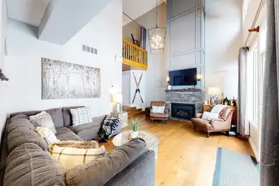 Image de Updated condo with gas fireplace, private sauna, WiFi, central A/C, & W/D