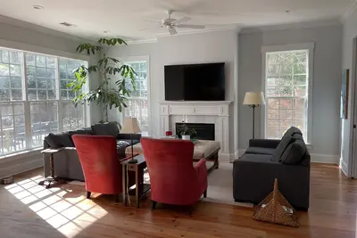 Image de Downtown home. Walk to square and campus!