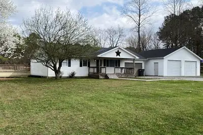 Image de Large family home near lakes, parks, and wineries