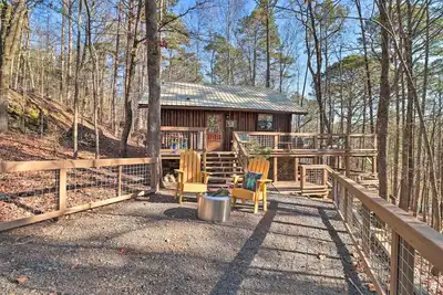 Image de Scenic Greers Ferry Cabin w/ Deck + Fire Pit!