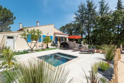 La Dolce Villa Farniente sous les pins et pieds dans l'eau