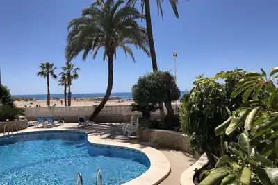 Appartement de vacances 'Front Line on the Beach' avec vue sur la mer, piscine, jardin et Wi-Fi