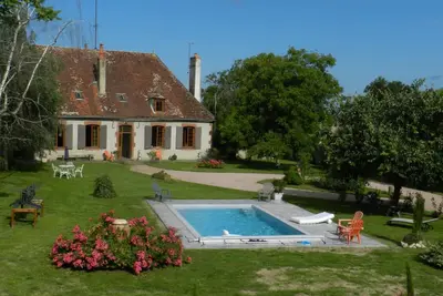 Ferme charmante avec animaux, piscine chauffée et tout confort en Sologne Bourbonnaise