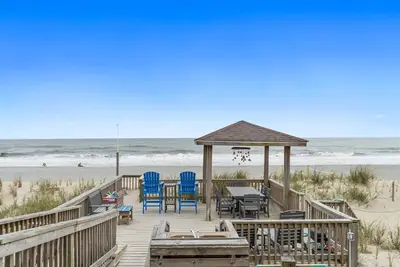 Image de Jay`s Nest at Oak Island, Ocean front home with great views!