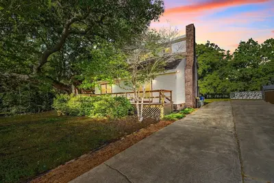 Image de Beautiful 80's style 3 br. beach house just a 5 min. walk to the beach.