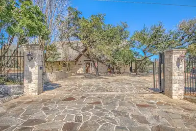 Image de In the mood for a breath-taking view? This home has all you could ask for! !