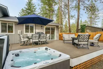 Image de Charming Valley Home I Hot Tub Getaway!