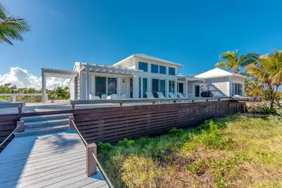 Image de One Fish Two Fish - Oceanfront Elegant Oasis Retreat on the Quiet North End