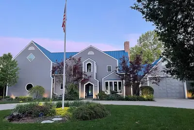 Image de Large Custom Home with firetable, river access, Smart Tv's, yard games and more