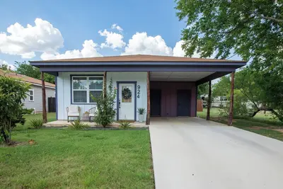 Image de Purple Sage - Minutes from downtown Fredericksburg - Fire pit and Large Yard