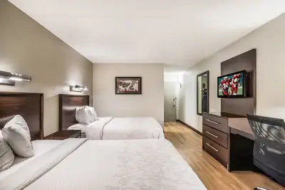 Image de 2 Comfortable Units, Free Parking, Closet to Old Ship Street Historic District!