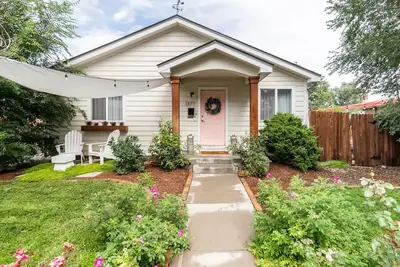 Image de New! Cozy and bright 3-bedroom getaway (Minutes from downtown)