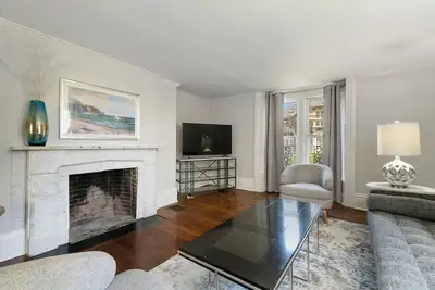 Image de New! Historic Townhome - Live among the Mansions 3br