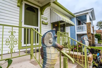 Entire  Coastal Cottage 3 Blocks to the Seawall and Beach
