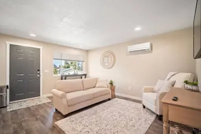 Image de Entire Unit~Centrally Located & Updated 2 Bed Apt