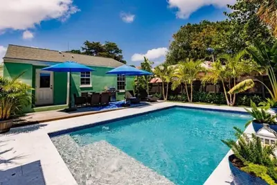 Image de Key Lime Cottage - Bask Poolside in a Historic Flamingo Park Gem