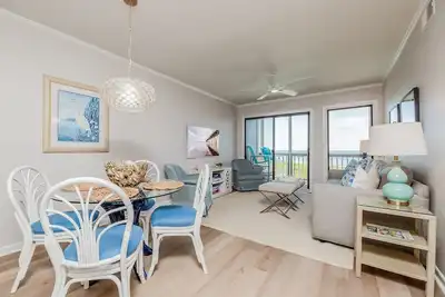 Image de Beautifully updated oceanfront condo with a pool