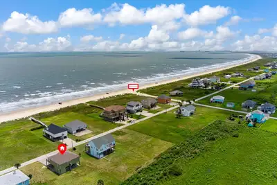 Image de Ocean view, backyard playset and fire pit, game room, great for kids and pets!