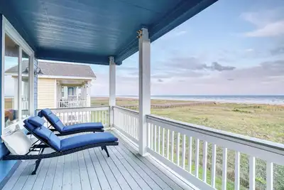 Beachfront Cottage with 3br 3 Ba with access to Pointe West Community Amenities