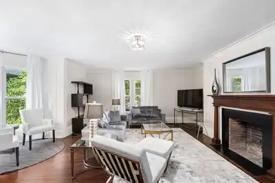 Image de New! Stylish Townhome in Mansion District 3br/1ba