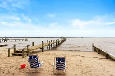 Image de Renovated River House l Private Beach and Dock l Unforgettable Views<br>