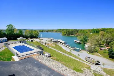 Image de Waterfront Condo with Pool for Romantic Getaways and Fisherman. Pet Friendly!