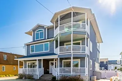 Image de Outdoor, heated pool, rooftop terrace, game room, mutiple decks